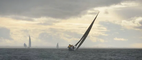 Zeiljacht Regatta Moderne Zeilboot Racen Door Golven Dramatische Lucht Voor — Stockfoto