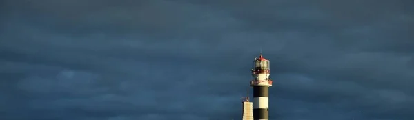 Yağmurdan Sonra Karanlık Fırtınanın Altında Eski Bir Deniz Feneri Menzil — Stok fotoğraf