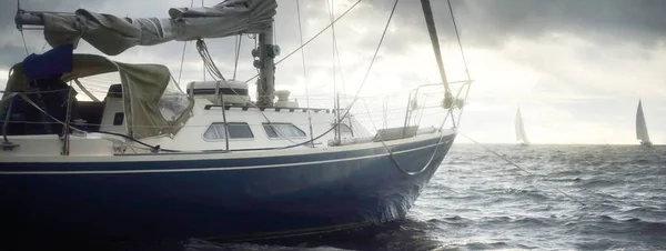 Синяя Шлюп Оборудованная Яхта Стояла Якоре Берегов Англии Тёмным Небом — стоковое фото
