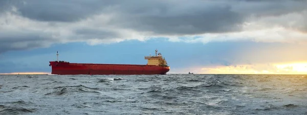 Μεγάλο Κόκκινο Φορτηγό Πλοίο Πλέει Ανοιχτή Θάλασσα Κάτω Από Τον — Φωτογραφία Αρχείου