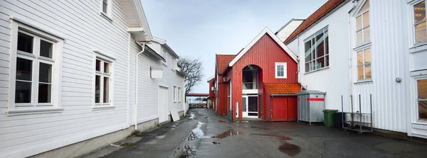 在挪威南部的一个小村庄的一条空荡荡的街道上 传统的木制房屋都是特写镜头 旅游目的地 建筑主题 — 图库照片