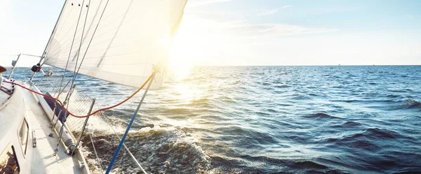 Білий Вітрильник Відкритому Морі Заході Сонця Одинока Рука Пливе Футовій — стокове фото