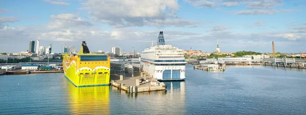 Tallinn Estonya Limanında Demirli Yolcu Gemisi Cruise Liner Baltık Denizi — Stok fotoğraf