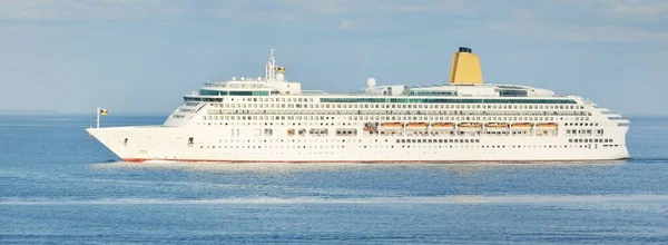 Passagiersschip Cruiseschip Varen Een Open Zee Een Heldere Dag Panoramisch — Stockfoto