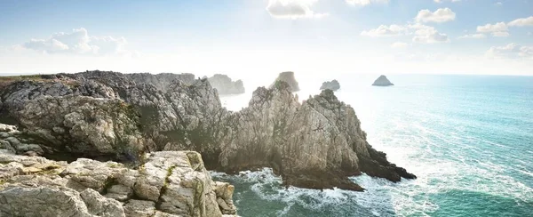 空中俯瞰潘希尔角的岩石海岸 悬崖峭壁的特写 乌云密布的蓝天 汹涌的浪花 戏剧化的云雾 法国布列塔尼Crozon半岛 — 图库照片