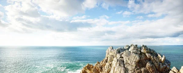 ポイント 崖のクローズアップの岩場の海岸の空中ビュー 曇り空 紺碧の水 嵐の波 劇的な雲景 クロゾン半島 ブルターニュ フランス — ストック写真