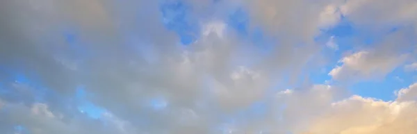 Чисте Блакитне Небо Світяться Рожевими Золотими Хмарами Після Шторму Драматичний — стокове фото