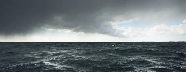 雷雨の前に開いているバルト海の上に雲を育てる スウェーデン劇的な空 壮大な景色 ヨットからの眺め 荒天時の航海 — ストック写真