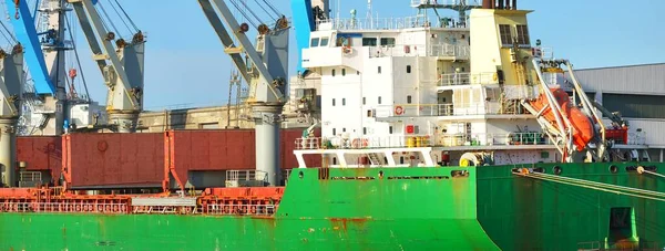 Duży Zielony Statek Towarowy Dźwigami Załadunku Molo Porcie Ryga Łotwa — Zdjęcie stockowe