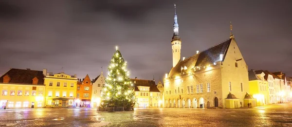 Illuminato Piazza Del Municipio Tallinn Albero Natale Case Mercato Notte — Foto Stock