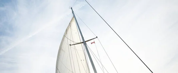 Вид Низким Углом Белые Паруса Яхты Ясное Голубое Небо Перистыми — стоковое фото