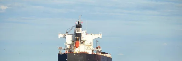 在波罗的海航行至拉脱维亚里加港的大型散装货船 游艇上的景色 一般货物 全球通信 货物运输 — 图库照片