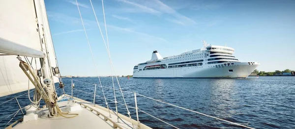 Gran Crucero Blanco Saliendo Del Puerto Pasajeros Riga Día Soleado — Foto de Stock