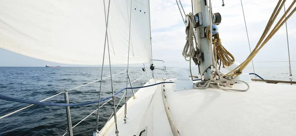晴れた日には屋外の白いヨット デッキから弓 マスト 帆への眺めは 装備を閉じます スペインとアフリカの近くの夏の大西洋航海 — ストック写真