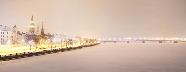 Vista Aérea Panorâmica Cidade Velha Riga Coberta Neve Iluminada Rio — Fotografia de Stock