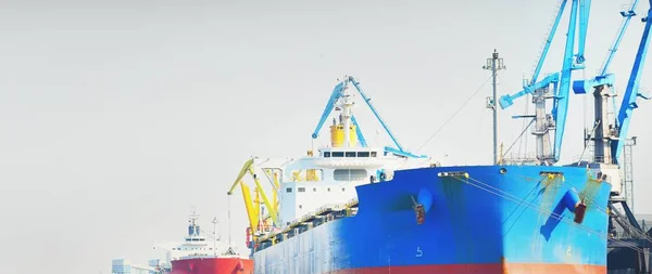 Grande Graneleiro Navio Carga Terminal Carvão Close Guindastes Portuários Fundo — Fotografia de Stock