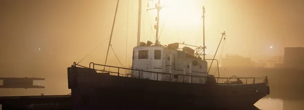 Una Barca Pesca Ormeggiata Molo Una Nebbia Notte Gru Portuali — Foto Stock