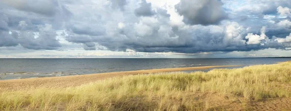 Gün Batımında Fırtınadan Sonra Baltık Denizi Nin Üzerinde Yığınla Kümülüs — Stok fotoğraf