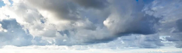 Nuvens Ornamentais Céu Dramático Paisagem Nuvens Tempestade Épica Luz Solar — Fotografia de Stock