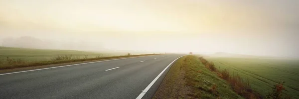 Panoramautsikt Över Den Tomma Motorvägen Genom Fälten Och Skogen Dimma — Stockfoto