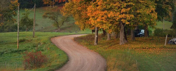 Strada Tortuosa Attraverso Villaggio Campi Alla Foresta Linea Elettrica Primo — Foto Stock