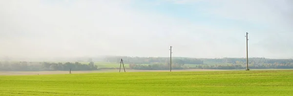 绿耕农田的群山全景 电力线路特写 戏剧化的天空农场 环境破坏 — 图库照片