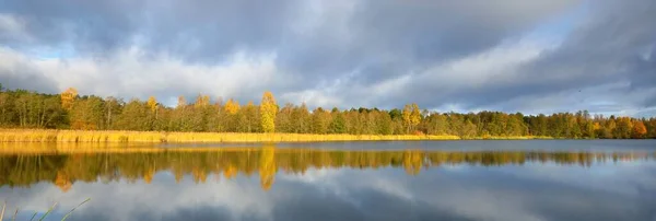 Panoramatický Výhled Lesní Jezero Pod Dramatickou Oblohou Při Východu Slunce — Stock fotografie