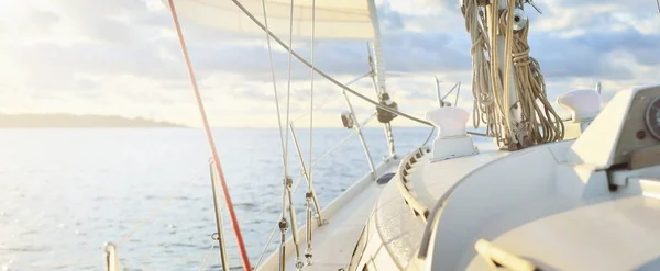 日落时分 白色游艇在雨后航行 从甲板到船头的近景 明亮的天空闪烁着五彩斑斓的金色和粉色的云彩 Idyllic海景 旅游目的地 — 图库照片