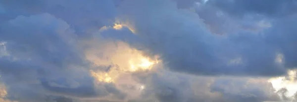 Açık Mavi Gökyüzü Kırmızı Pembe Altın Sirrus Kümülüs Bulutları Dramatik — Stok fotoğraf
