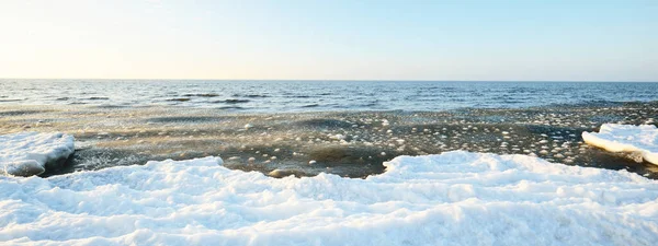 Замороженный Берег Балтийского Моря Ясный День Текстура Снега Крупным Планом — стоковое фото