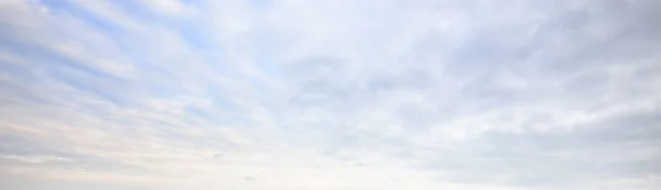 Tiszta Kék Ragyogó Rózsaszín Arany Cirrus Cumulus Felhők Vihar Után — Stock Fotó