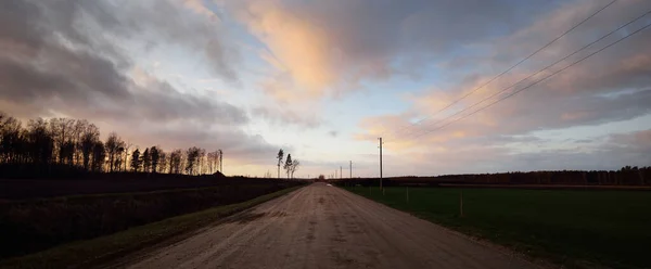 Camino Tierra Través Del Campo Verde Campo Arado Agrícola Atardecer — Foto de Stock