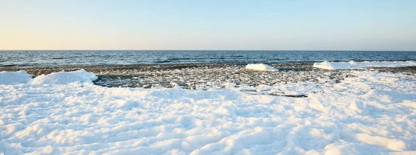 Zamarznięte Wybrzeże Morza Bałtyckiego Pogodny Dzień Zbliżenie Tekstury Śniegu Błękitne — Zdjęcie stockowe