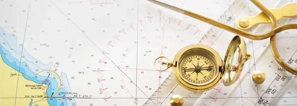 Złoty Zegar Słoneczny Zabytkowy Rocznik Mosiężne Przegrody Zaciski Nawigacyjne Narzędzie — Zdjęcie stockowe