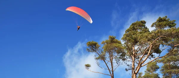 Parapente Contra Cielo Azul Claro Primer Plano Volando Sobre Costa —  Fotos de Stock