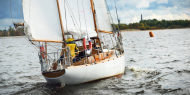 Eski pahalı, ahşap yelkenli (Ywl) yakın çekim, fırtınadan önce dramatik gökyüzü altında yelken. Yelkenli yat yarışı. Destansı bulut manzarası. Kiel, Kuzey Almanya