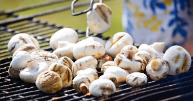 Kömür mantarı ızgarası ve yakın plan sigara. Mutfak, sağlıklı beslenme, yaşam tarzı, organik, vejetaryen, vegan yemekleri, yemek pişirme, yaz tatilleri teması