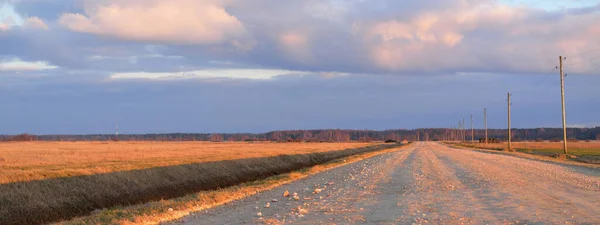 Lege Landweg Door Het Veld Bij Zonsondergang Letland Transformatorpalen Close — Stockfoto