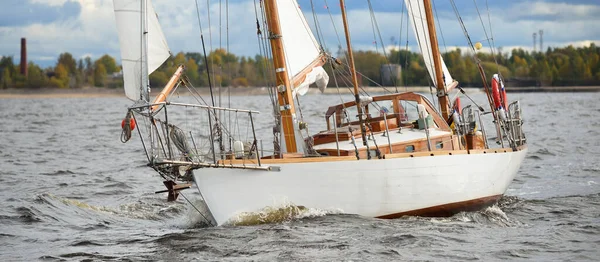 Old Expensive Vintage Wooden Sailboat Yawl Close Sailing Dramatic Sky — Stock Photo, Image