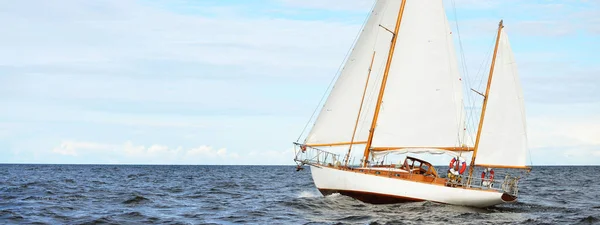 Velho Veleiro Madeira Vintage Caro Yawl Close Navegando Mar Aberto — Fotografia de Stock