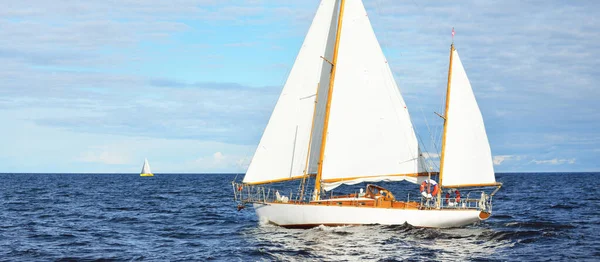 古い高価なヴィンテージ木製の帆船 ヨール のクローズアップは オープン海でセーリング 見事な雲景だ メイン州の海岸 — ストック写真