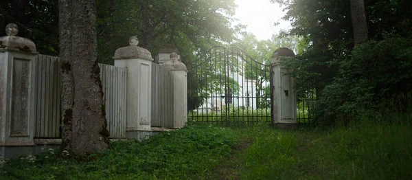 Iron Forged Gates Old Stone Fence Historical Manor Latvia Public — Fotografia de Stock