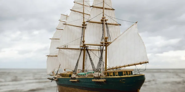 Kırpıcı Uzunluğundaki Geminin Antik Ahşap Ölçekli Modeli Yakın Plan Arka — Stok fotoğraf