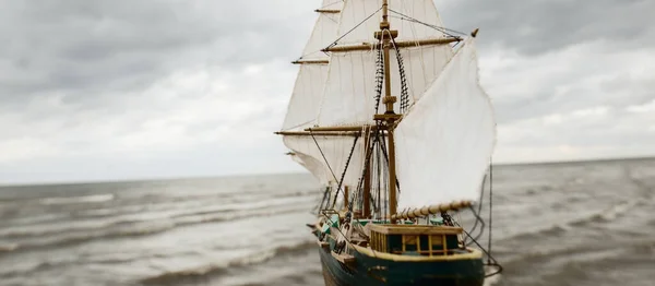 Antiquário Modelo Escala Madeira Navio Alto Clipper Close Céu Dramático — Fotografia de Stock