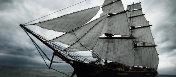 クリッパー背の高い船の古代の木製スケールモデル クローズアップ 背景に劇的な空 伝統工芸品 お土産 ヴィンテージ モデリング 廃棄物ゼロコンセプト — ストック写真