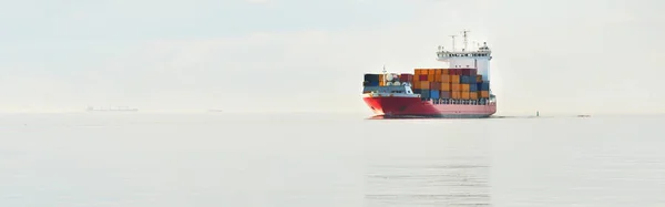 大船在一个晴朗的日子在开阔的海上航行 全景全景 货物运输 全球通信 环境破坏 — 图库照片