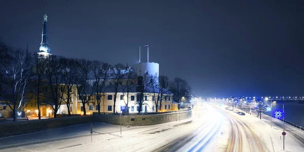 Panoramatický Letecký Pohled Osvětlené Zasněžené Staré Město Riga Řeku Daugavu — Stock fotografie