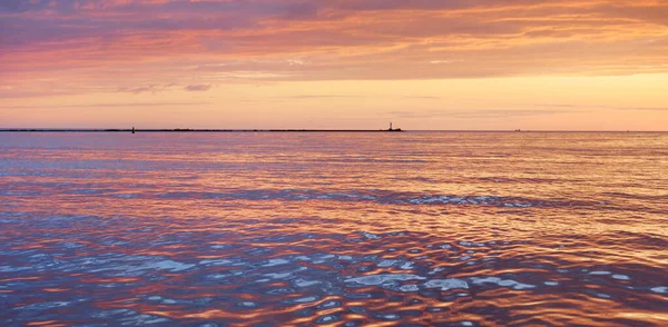 Baltic Sea Sunset Dramatic Sky Glowing Clouds Reflecting Water Lighthouse — Stock Photo, Image