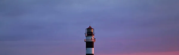 Gün Batımında Siyah Beyaz Deniz Feneri Renkli Bulutlu Dramatik Bir — Stok fotoğraf