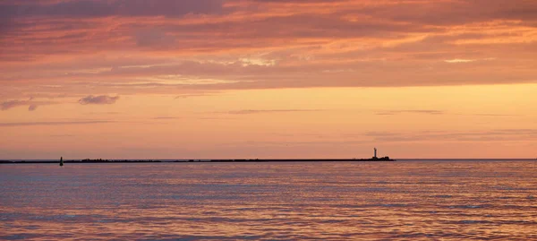 Балтийское Море Закате Драматическое Небо Пылающими Облаками Отражающимися Воде Маяк — стоковое фото